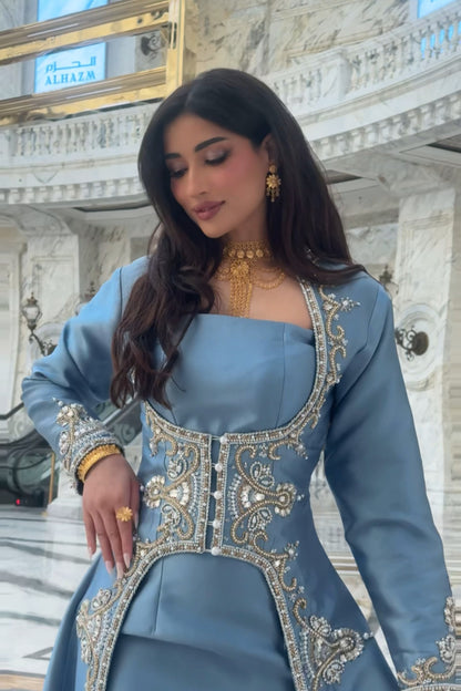 فستان سماوي من الميكادو بتطريز فاخر