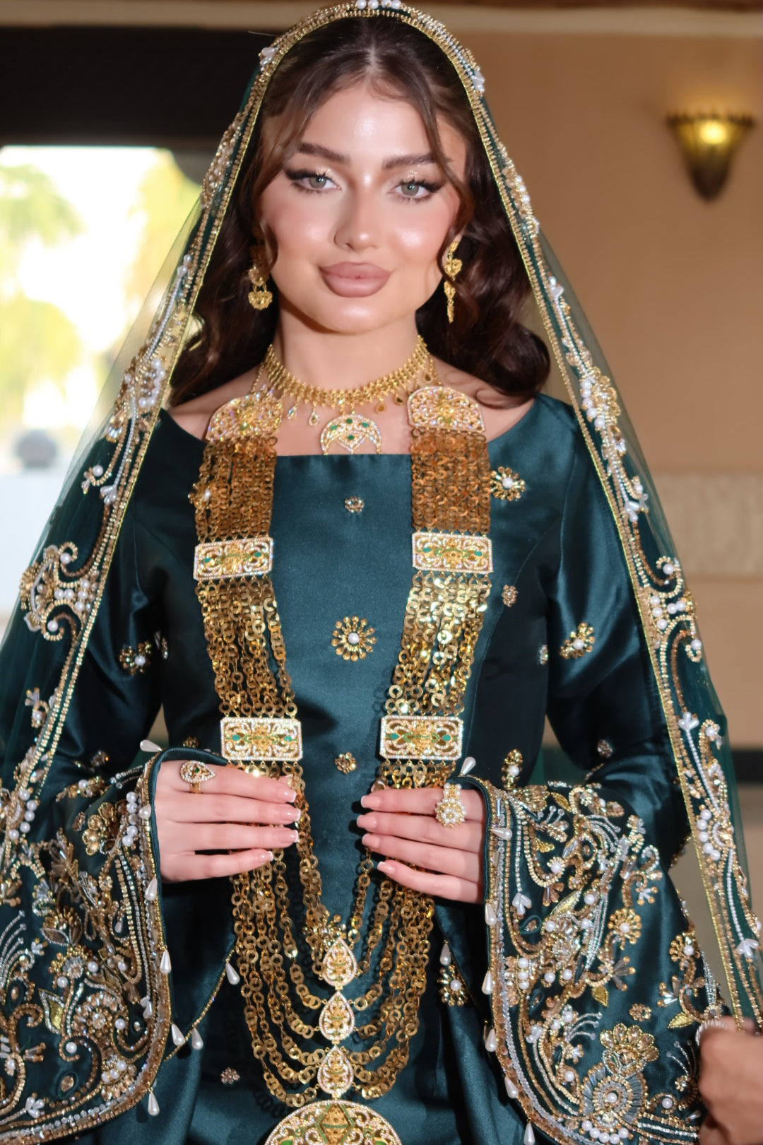 فستان حناء أخضر زمردي مع طرحة تل مطرزة
